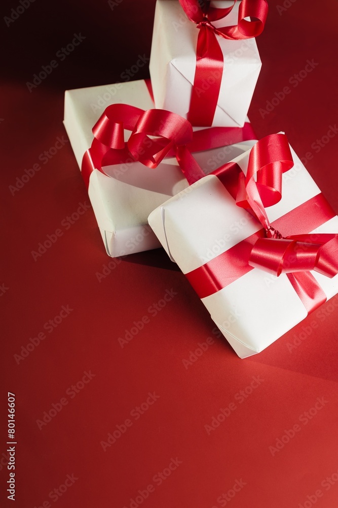 周年纪念。红色缎带隔离的白色礼盒
