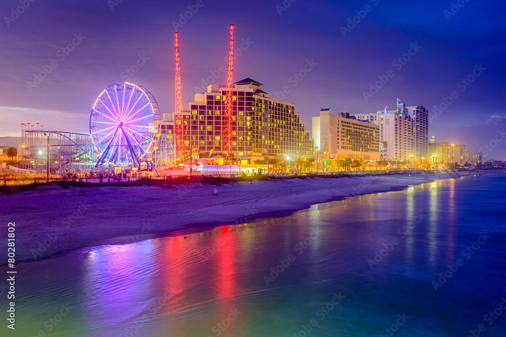 美国佛罗里达州代托纳海滩海滨度假胜地天际线。