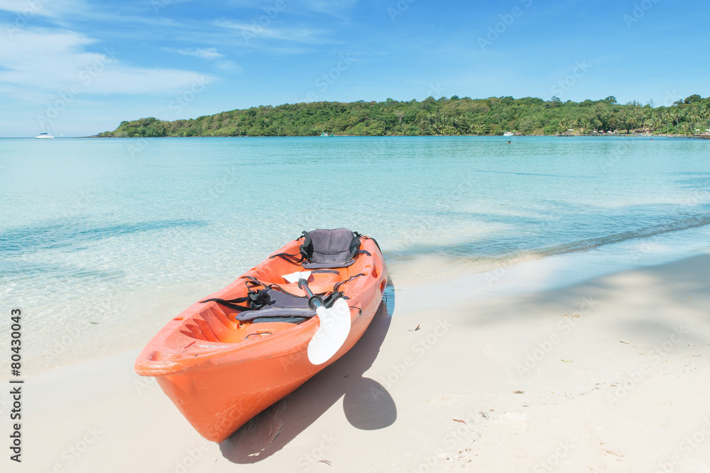 夏季、旅行、度假和度假概念-橙色皮划艇