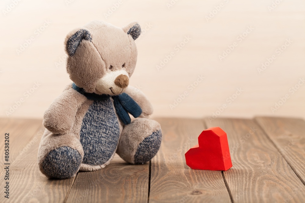 背景。红色心形盒子的泰迪熊
