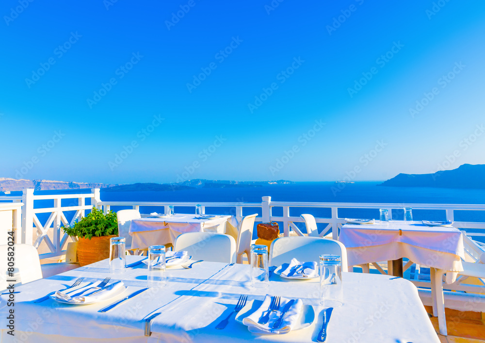 从希腊圣托里尼岛Oia的露台上俯瞰