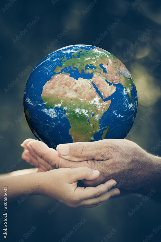 儿童和老年人将地球握在手中