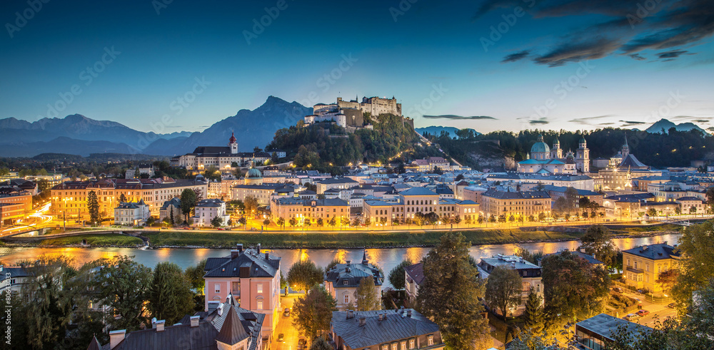 奥地利蓝色时刻萨尔茨堡城市全景