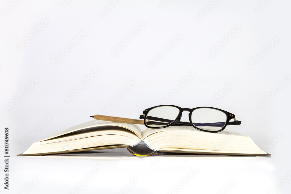 黑边眼镜放在打开的书上