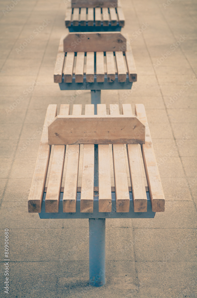公共游乐场空的老式木长椅