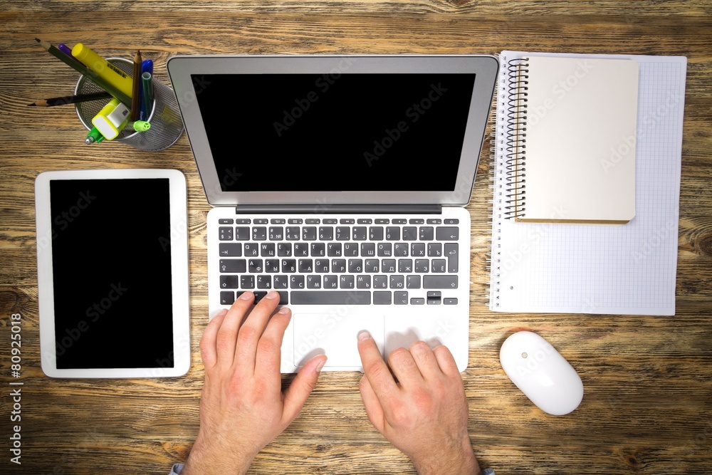 Mac。女性在办公室或家中使用笔记本电脑工作的俯视图