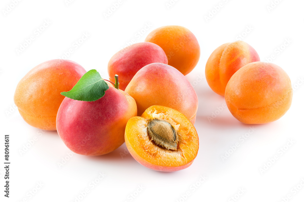 杏子。在白色背景上分离的一组果实