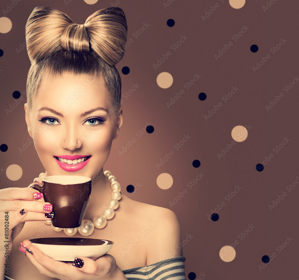 喝咖啡或茶的复古模特女孩