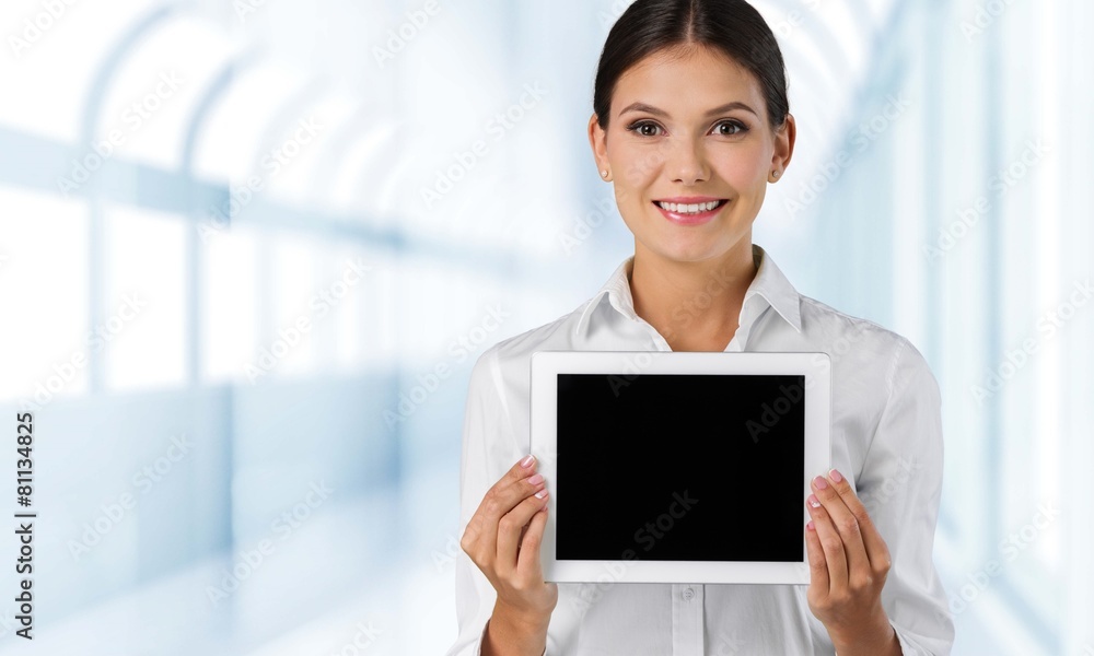 分析.商业概念-女商人展示平板电脑
