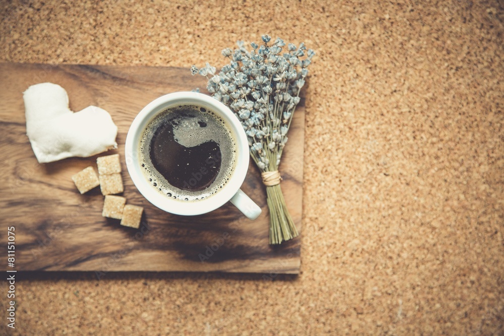 Instagram。黑咖啡和勺子放在装有干咖啡的木托盘上