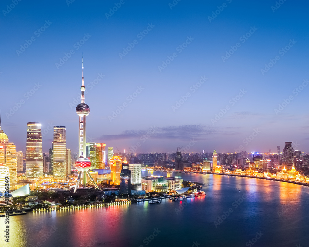 夜幕降临，五彩缤纷的上海