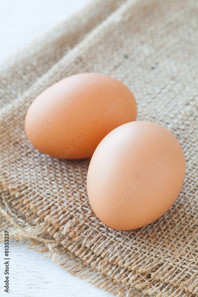 健康食品棕色织物背景棕色鸡蛋