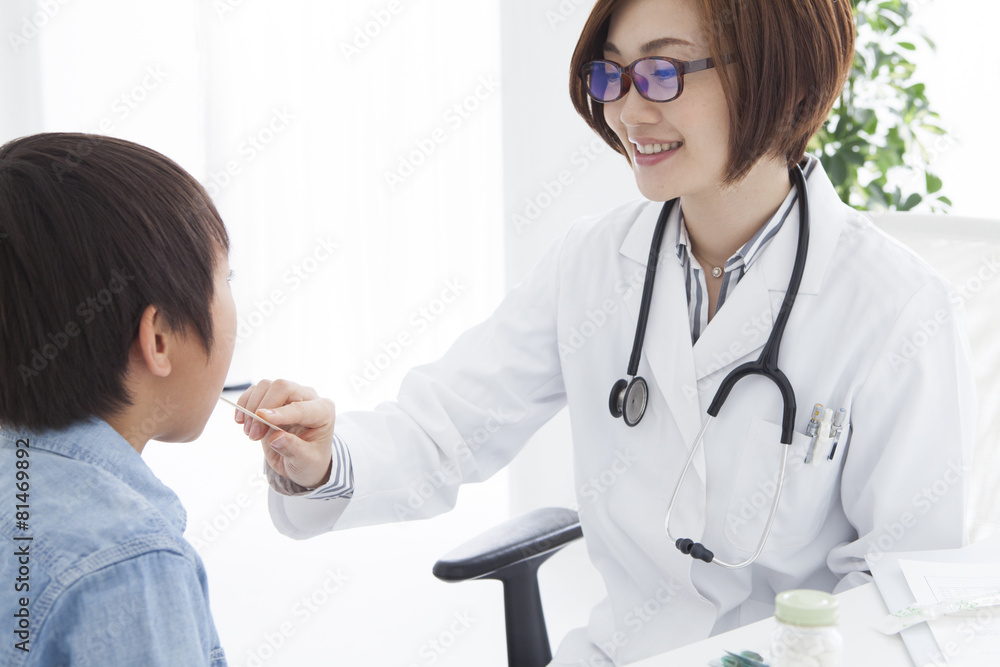 女医生在看孩子的喉咙