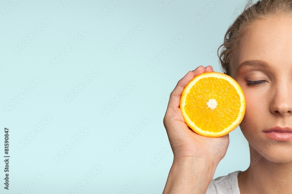 水果。多汁的橙子的美丽女孩