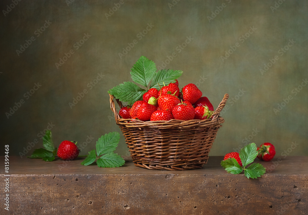 篮子里有草莓的静物