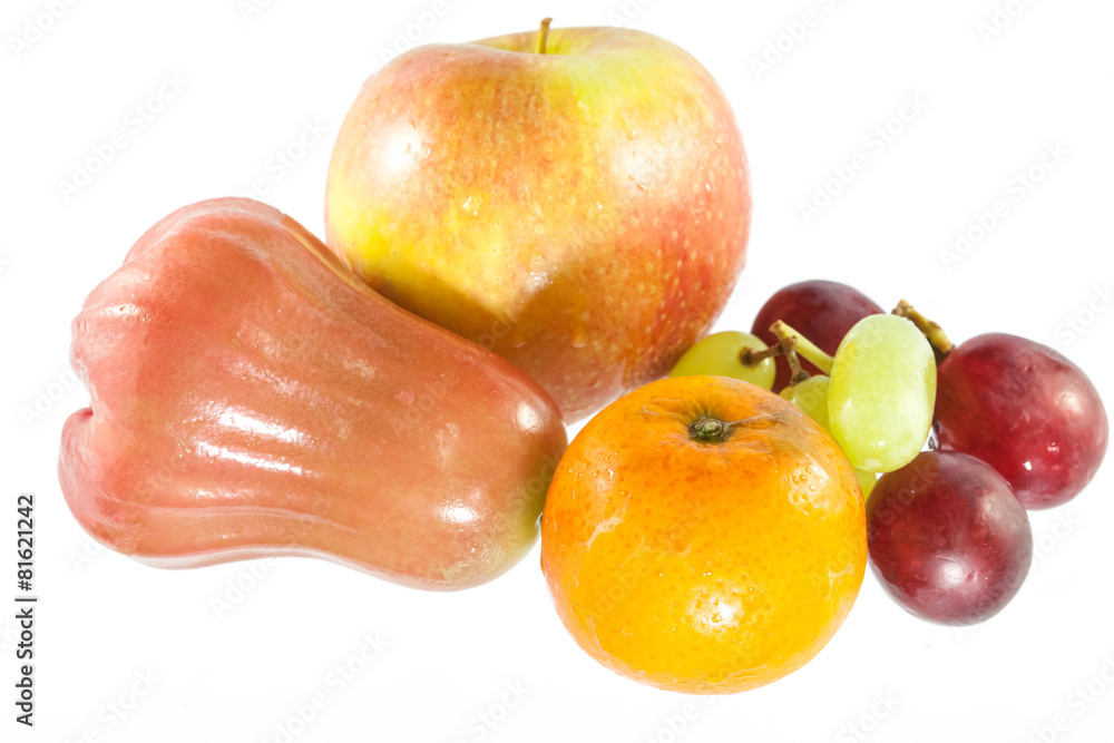 在白色背景下分离的成熟水果