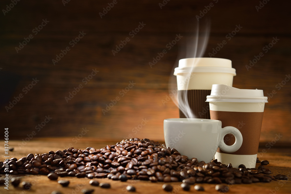 古木背景上的咖啡和咖啡豆杯