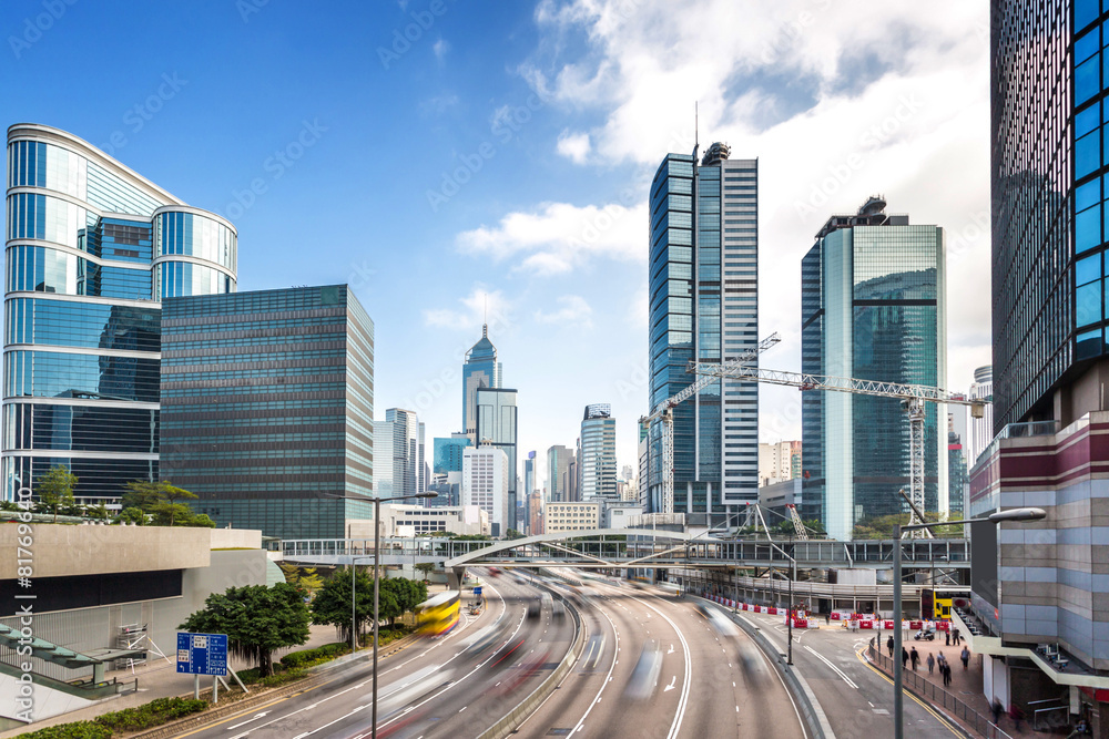现代城市香港白天的交通和建筑。