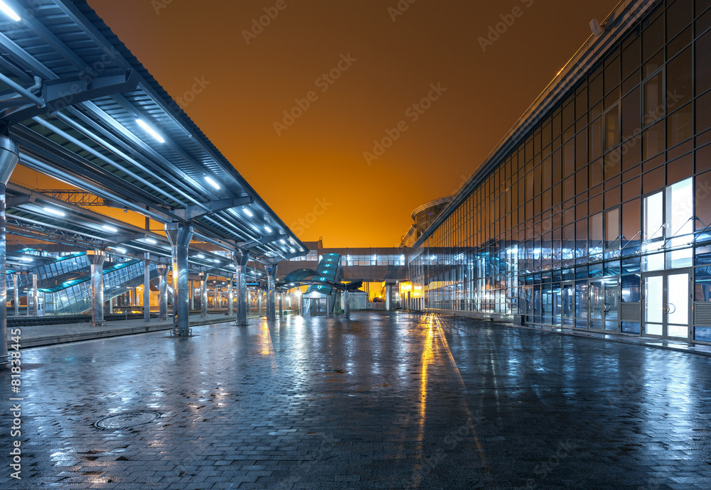夜晚的火车站。雾中的火车站台。铁路