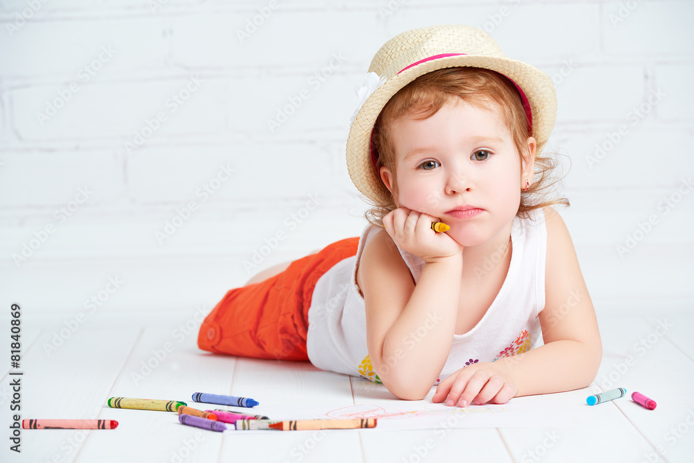 戴帽子的快乐小艺术家女孩画铅笔