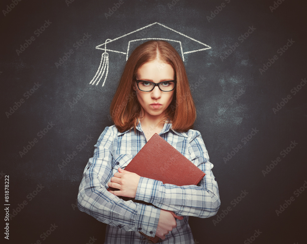 戴帽子、戴眼镜、在黑板前看书的女学生