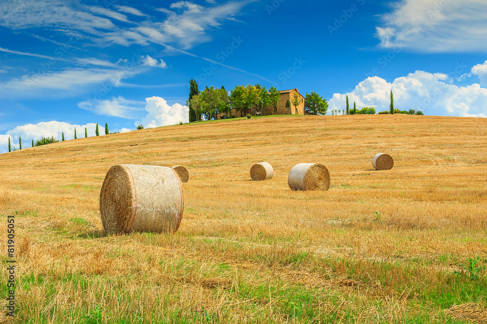 欧洲意大利托斯卡纳的农舍和干草捆