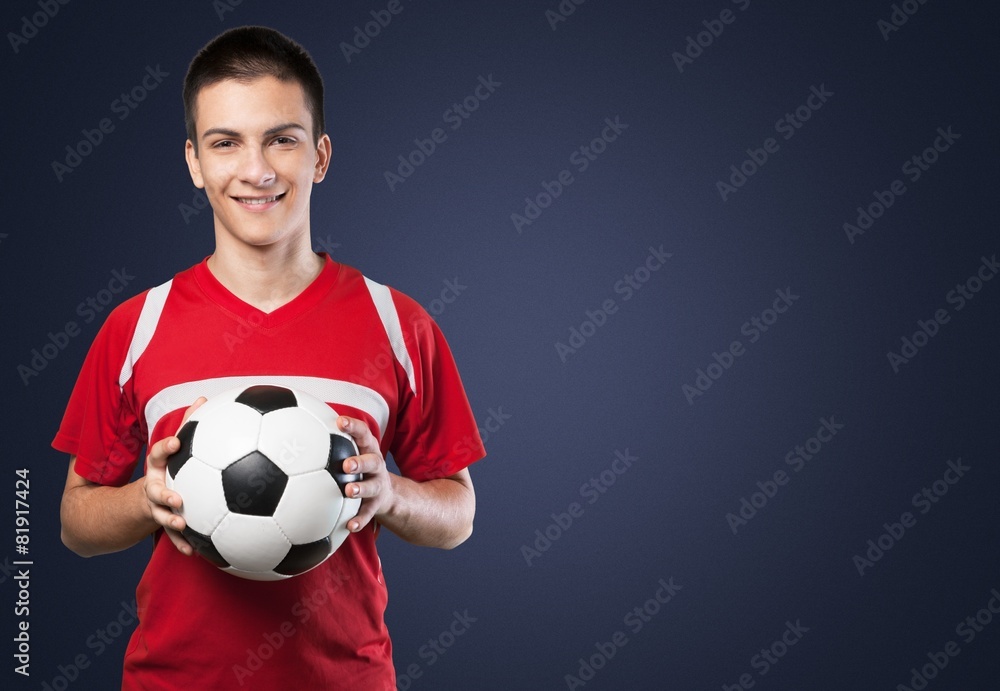 足球。白人面前有球的年轻足球运动员