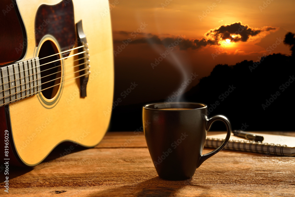 一杯咖啡和吉他，背景是太阳