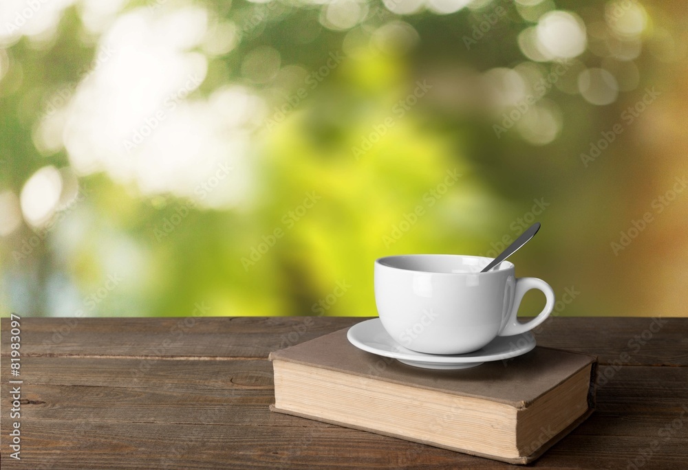 茶。一杯咖啡，木桌上的书