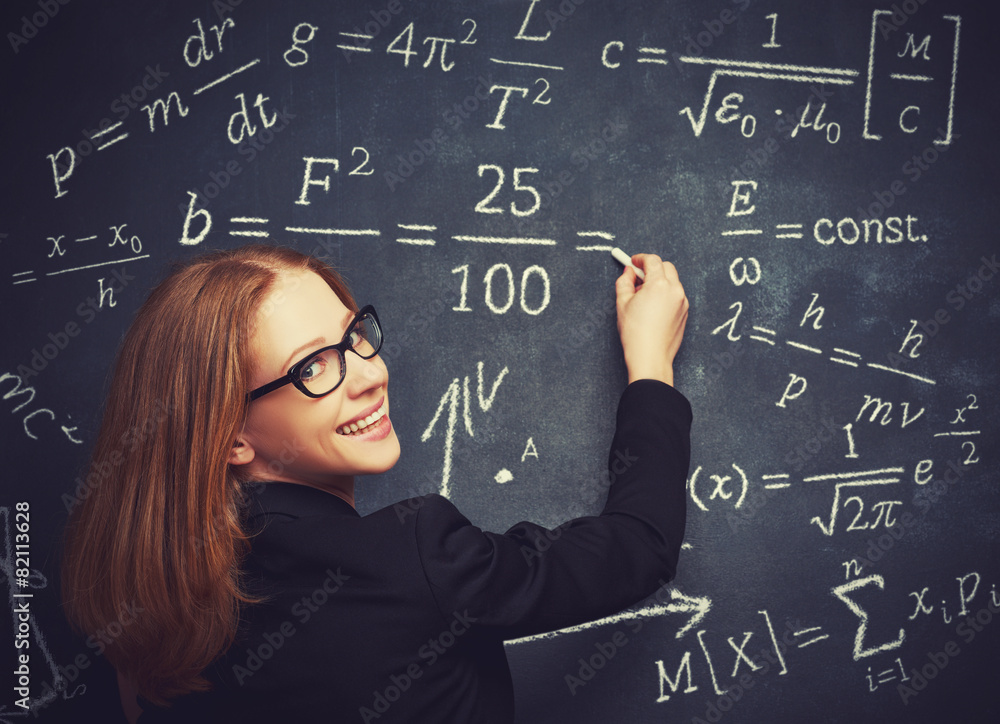 快乐的女学生，老师在黑板上用粉笔写表格
