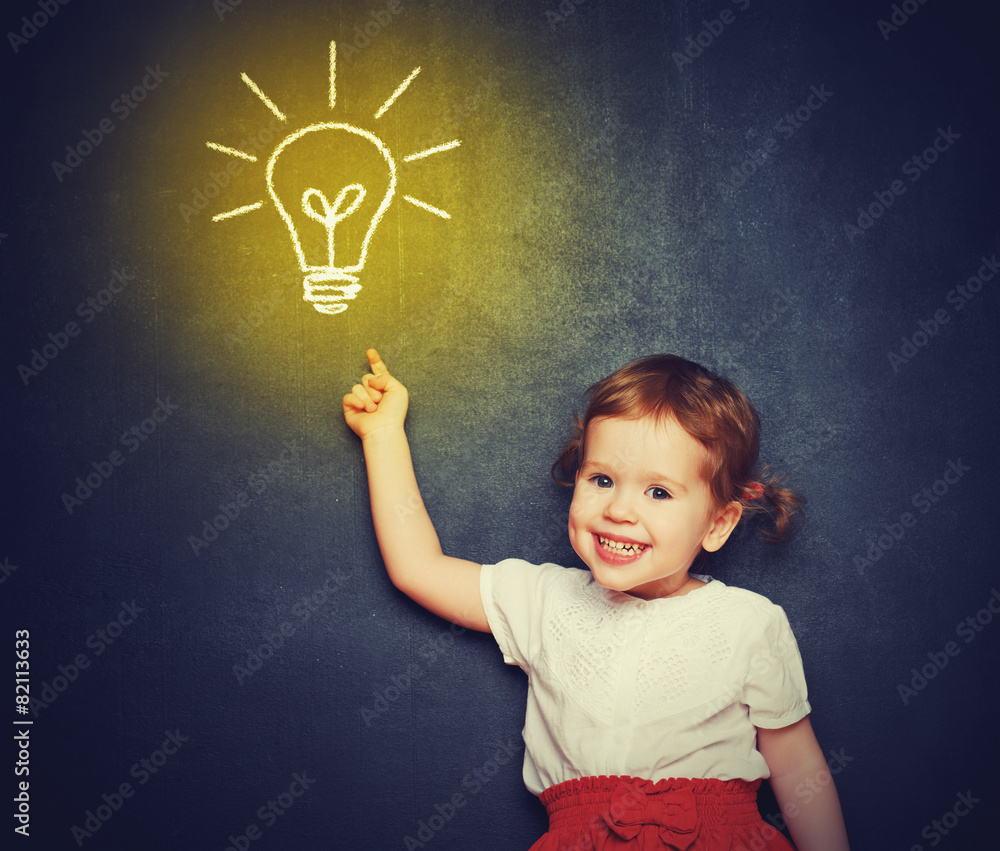 概念，一个在blac有灯泡的快乐小女孩的想法