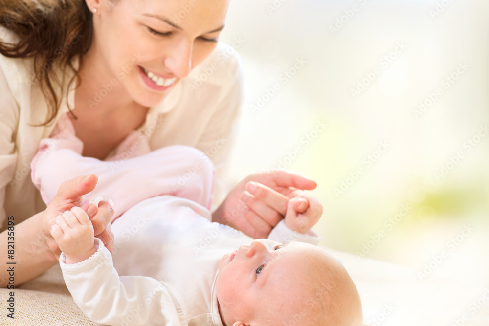 母亲和她的新生儿。产妇概念