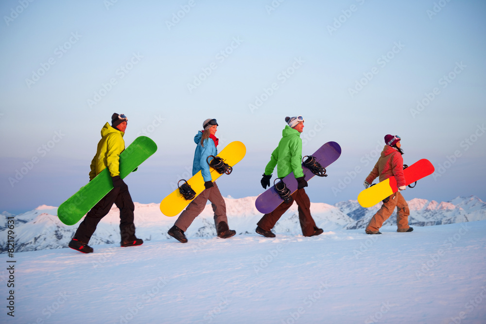 山顶上的单板滑雪团体概念