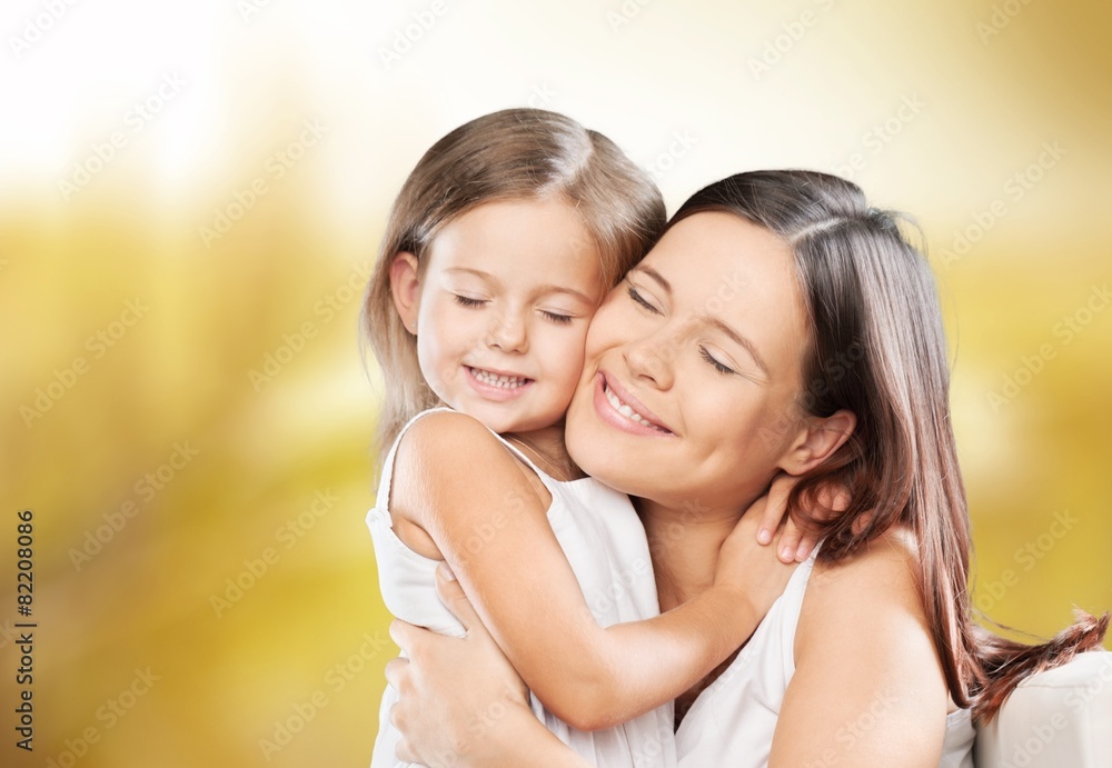 母亲、家庭、孩子和幸福的概念——拥抱母亲和