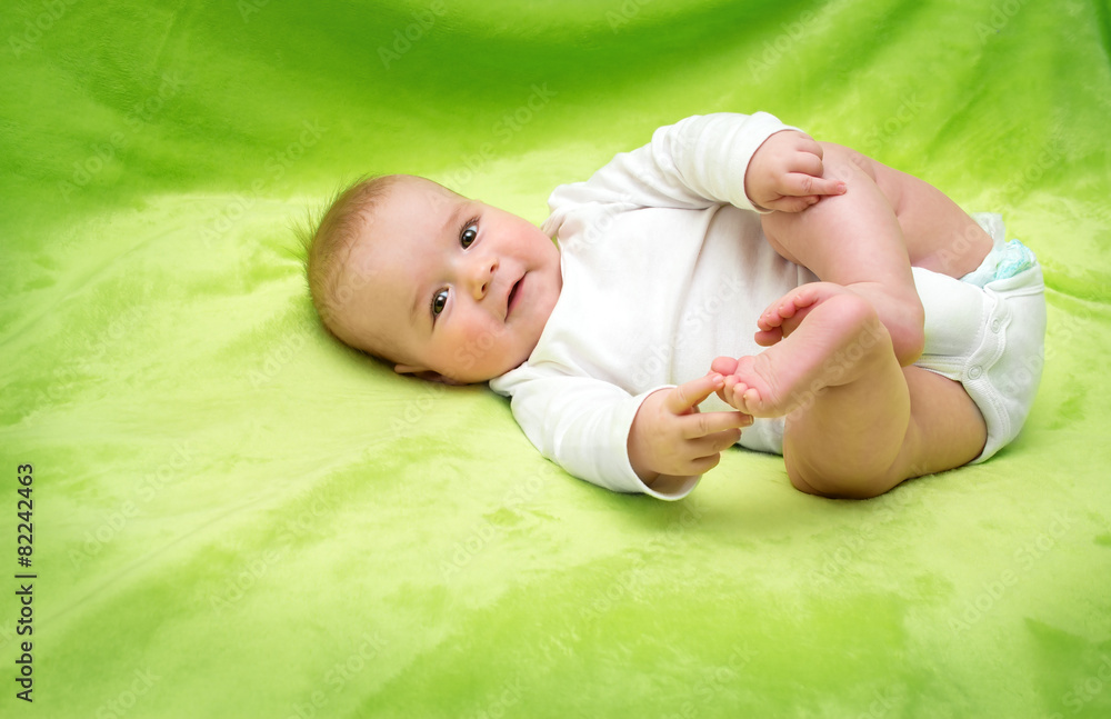 绿色毯子上的婴儿