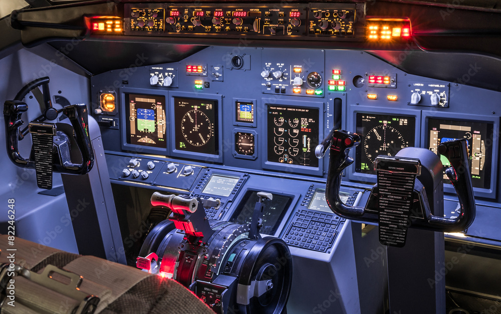 国产飞行模拟器驾驶舱侧视图
