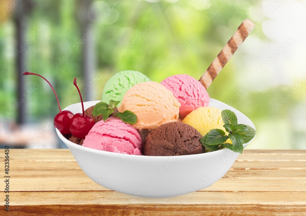冰。冰淇淋舀在碗里，里面有草莓、威化饼干和薄荷