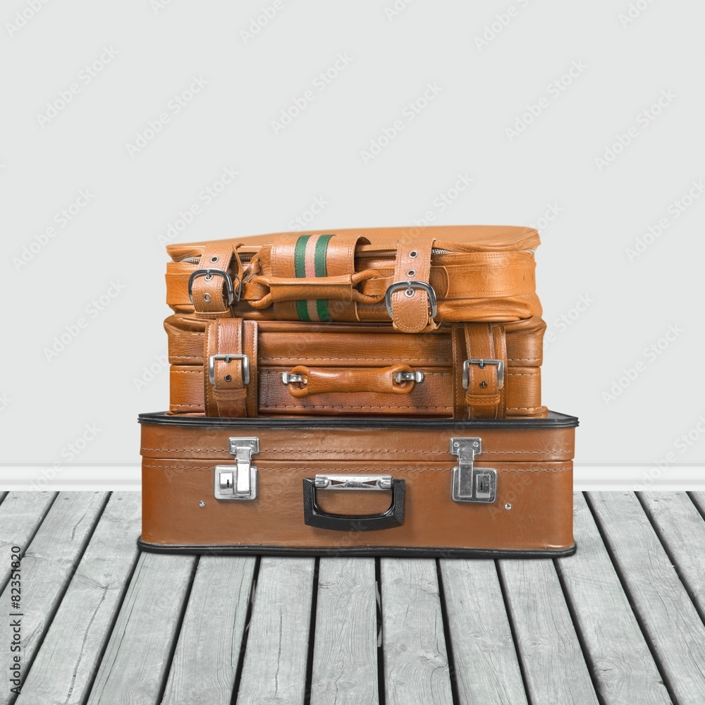 旅行。漂亮的蓝色和棕色旧行李箱-复古风格