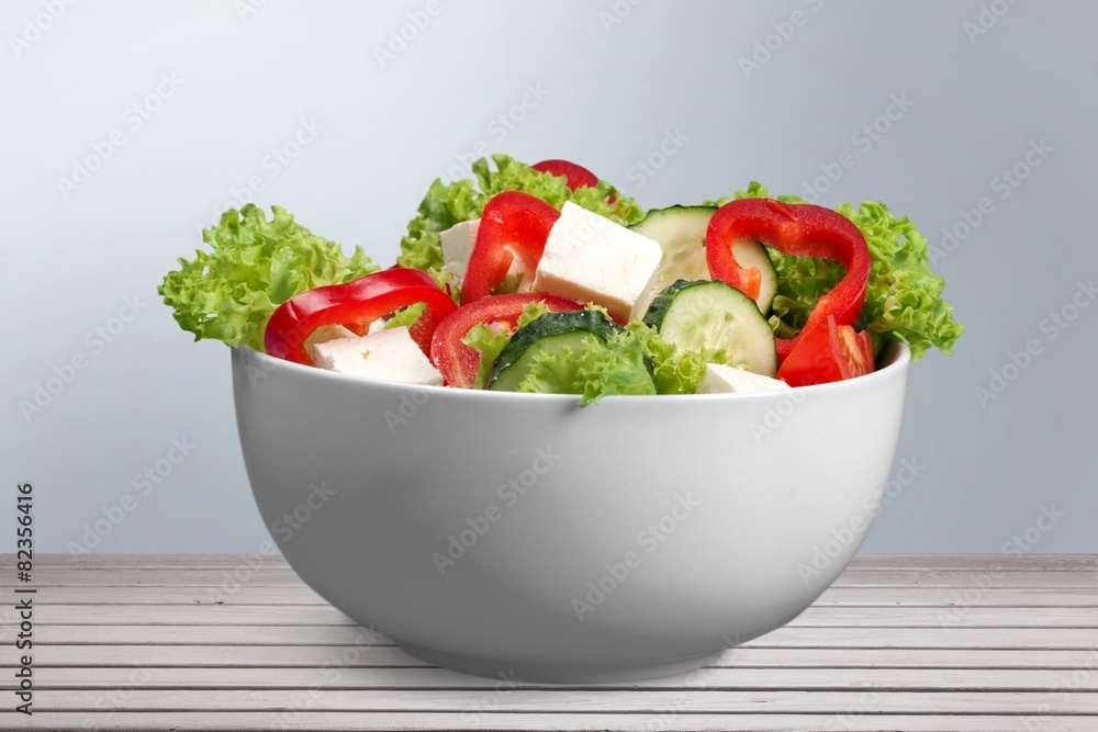 减肥。减肥餐。蔬菜沙拉装在碗里，带数字秤