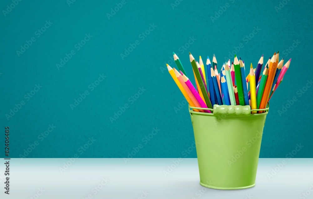 铅笔。桶里的彩色铅笔被隔离在白色上