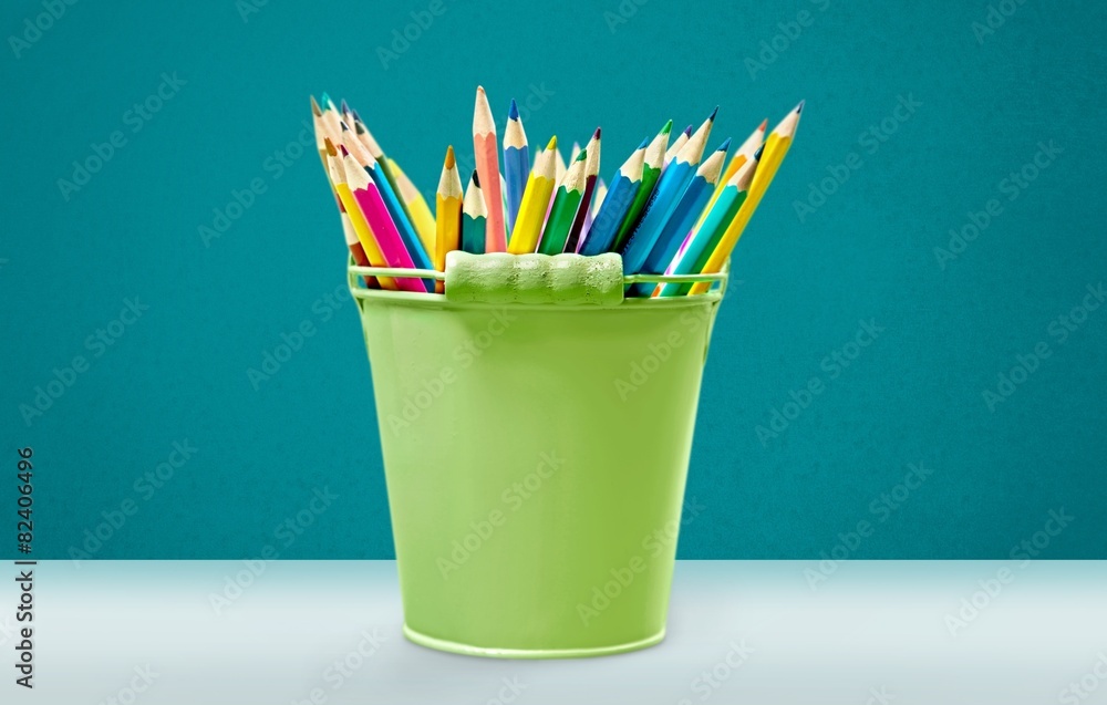 铅笔。桶里的彩色铅笔被隔离在白色上