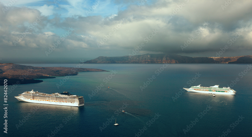 希腊圣托里尼岛附近海湾的海上班轮