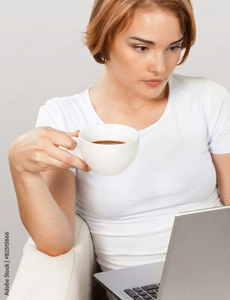 女性。咖啡和笔记本电脑