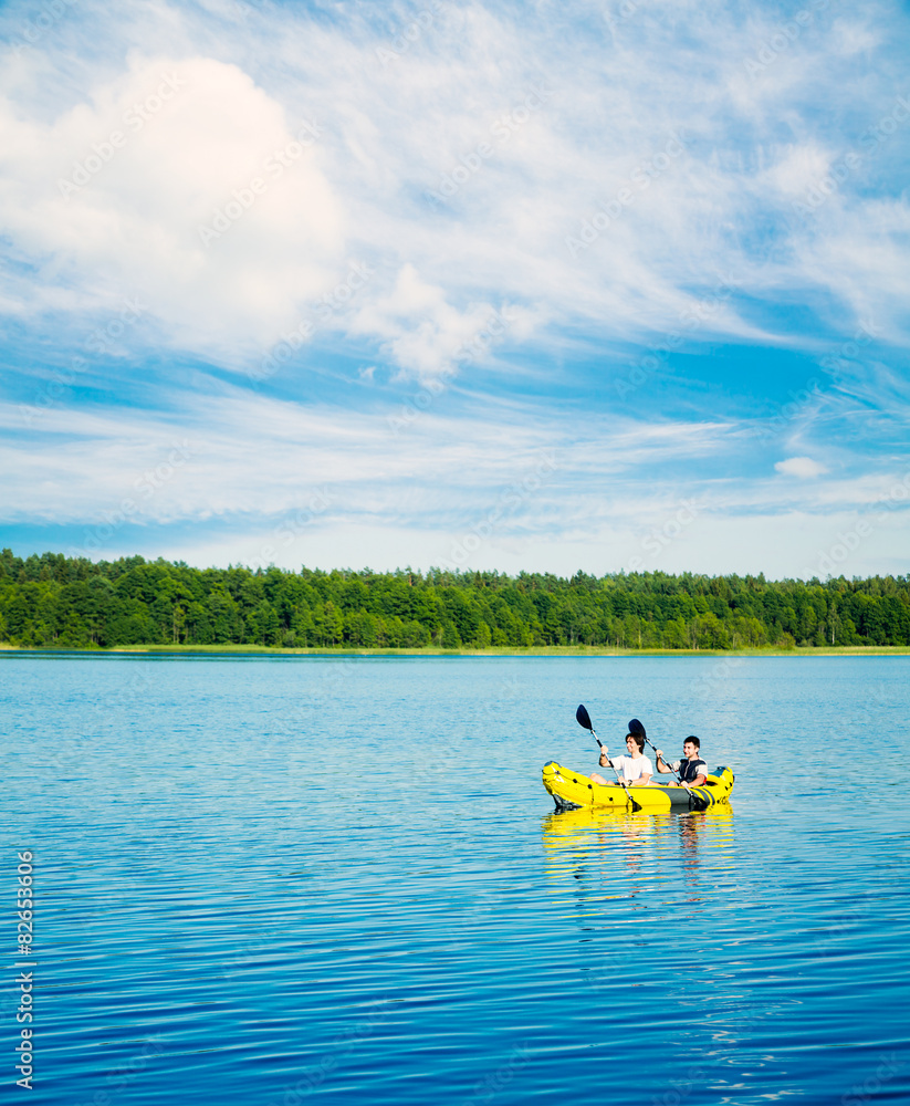 两个人在湖上划独木舟。生活方式概念。