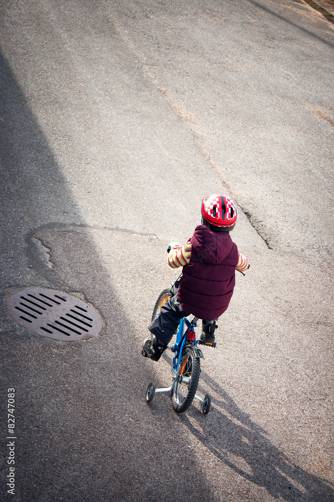 骑自行车的男孩俯视图