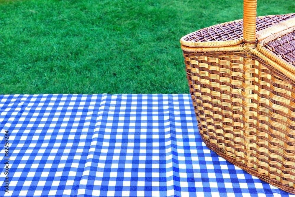 蓝白桌布桌上野餐篮