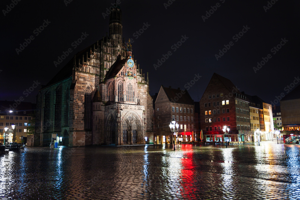 纽伦堡雨后的圣母院夜景
