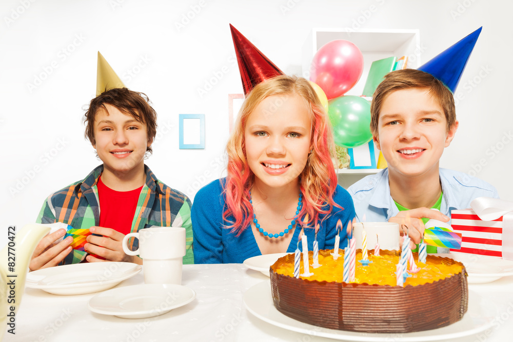 三名青少年庆祝生日