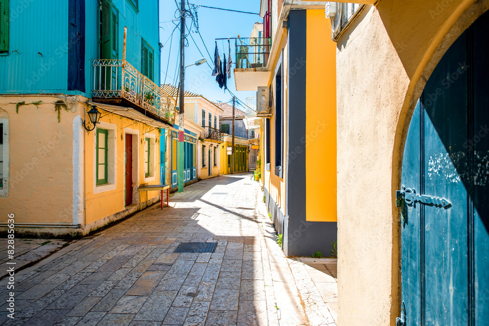 希腊色彩缤纷的老房子街景