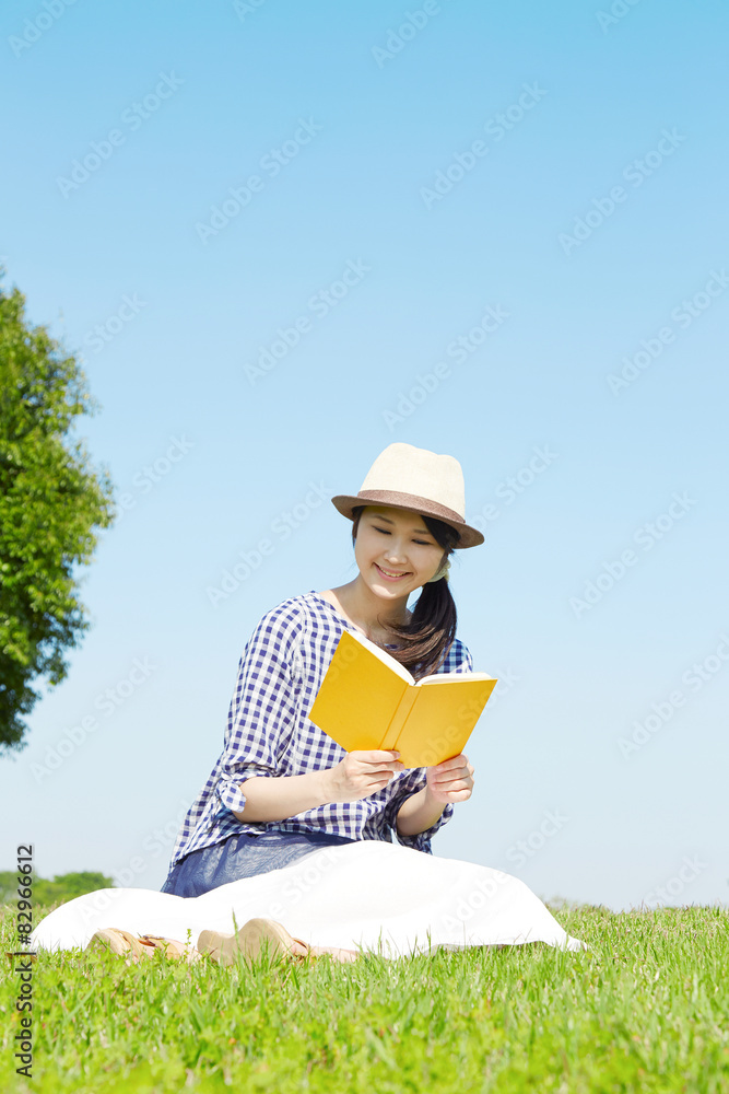 外で本を読む女性